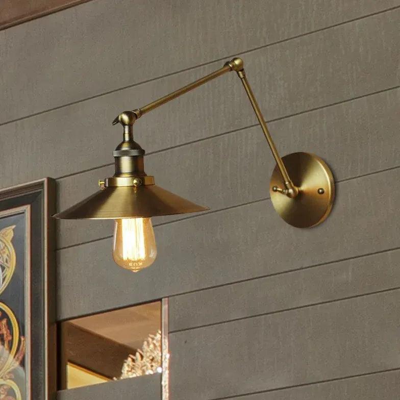 Vegglampe med industrielt design i antikkmessing til badet | livraina