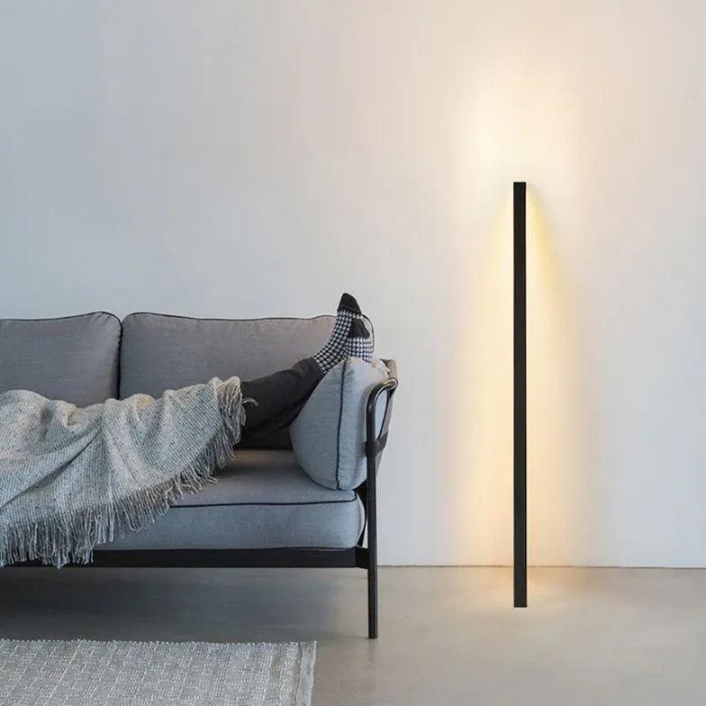 Lámpara de pie negra de luz ascendente, minimalista y alargada, con LED | livraina