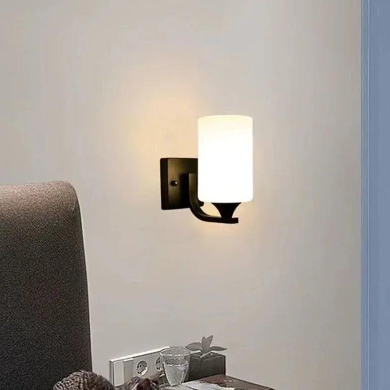 Černé železné nástěnné světlo do ložnice v minimalistickém stylu | livraina