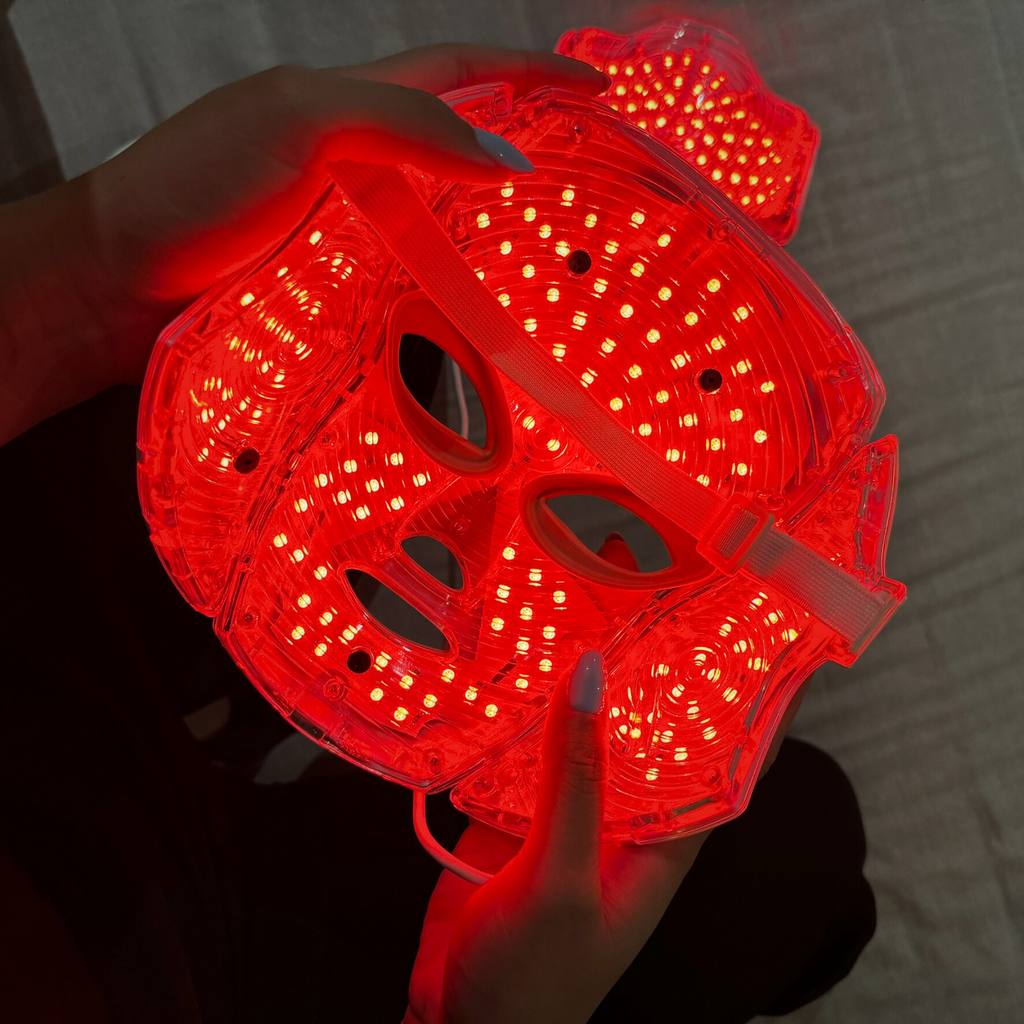 NovaGlow RegenMask LED maska — 7 vlnových délek pro mikroproudovou terapii pokožky