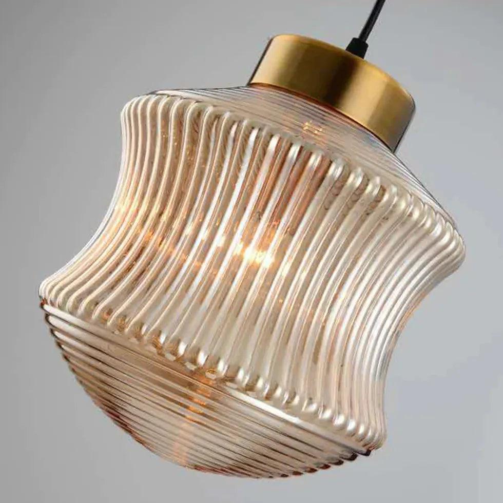 Moderne pendellampe med ravfarget glass og messing til soverommet | livraina