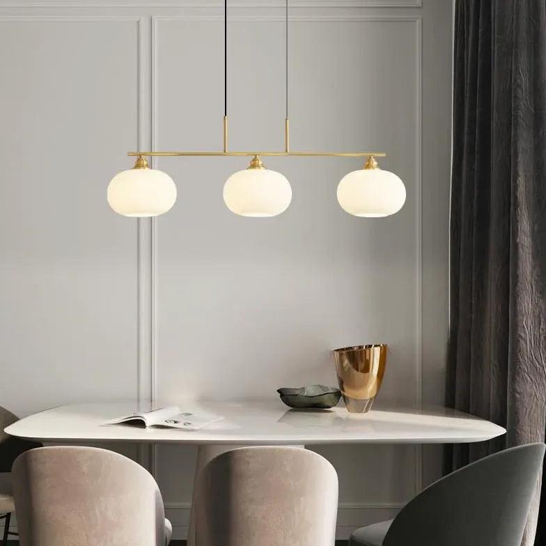 Franse hanglamp van messing met lange stang en persimmonkleurige lampenkap | livraina