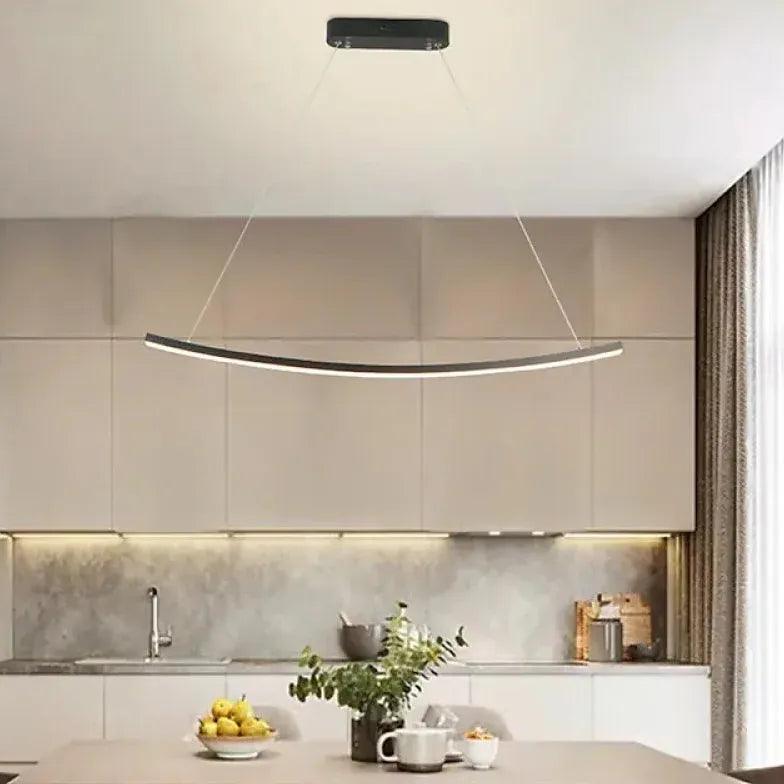 Íves függőlámpa minimalista, lineáris LED-dizájnnal | livraina