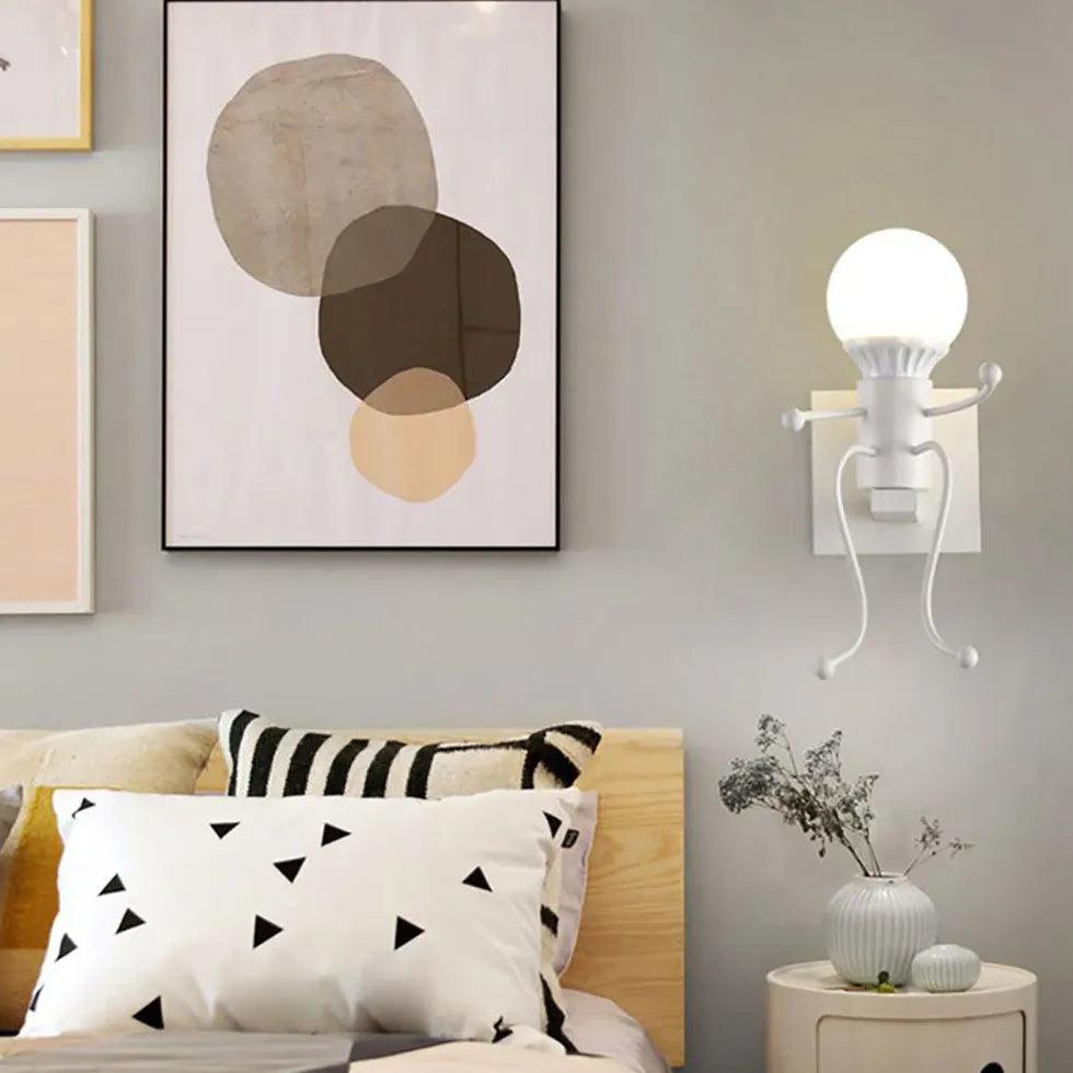 Kreativ jernvæglampe med lille figur og idéer | livraina