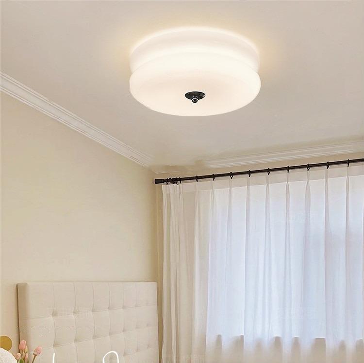 Fransk taklampe i melkeglass med øyebeskyttelse til soverommet | livraina