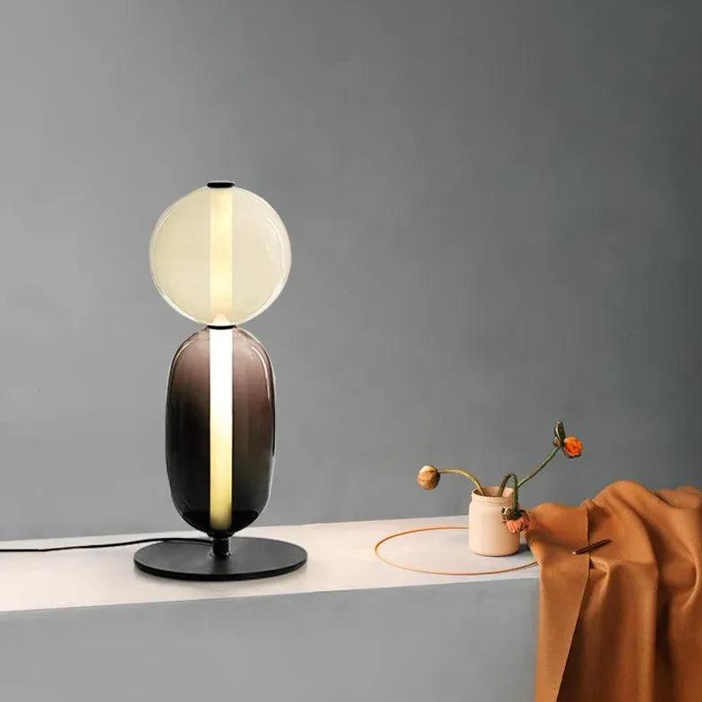 Farvet gulvlampe i glas med slikdesign til stuen | livraina