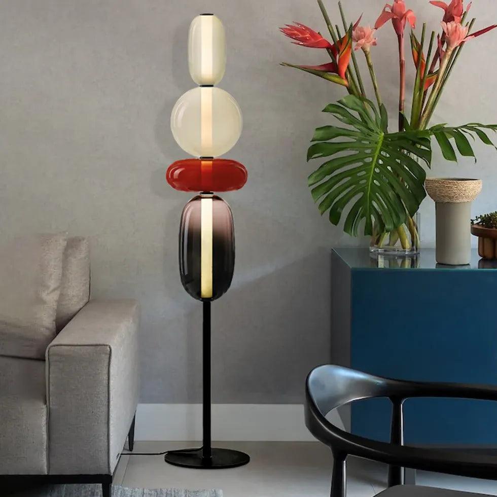 Farvet gulvlampe i glas med slikdesign til stuen | livraina