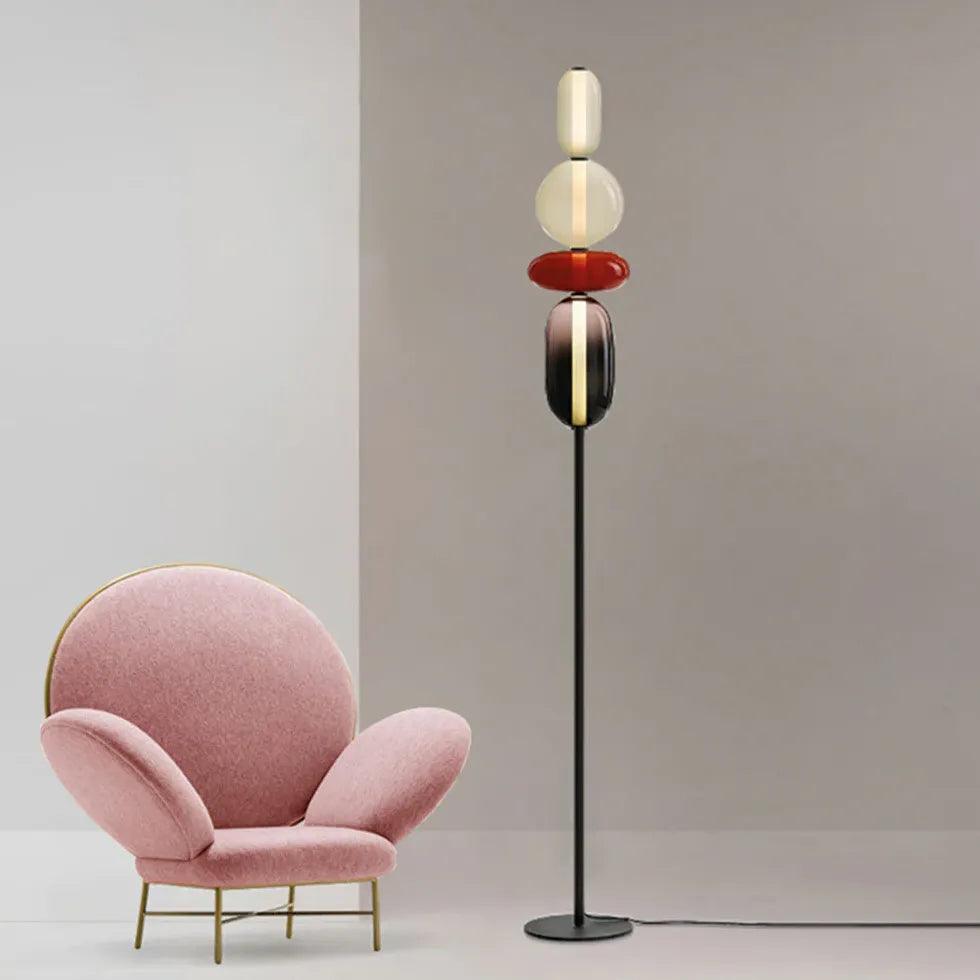 Farvet gulvlampe i glas med slikdesign til stuen | livraina