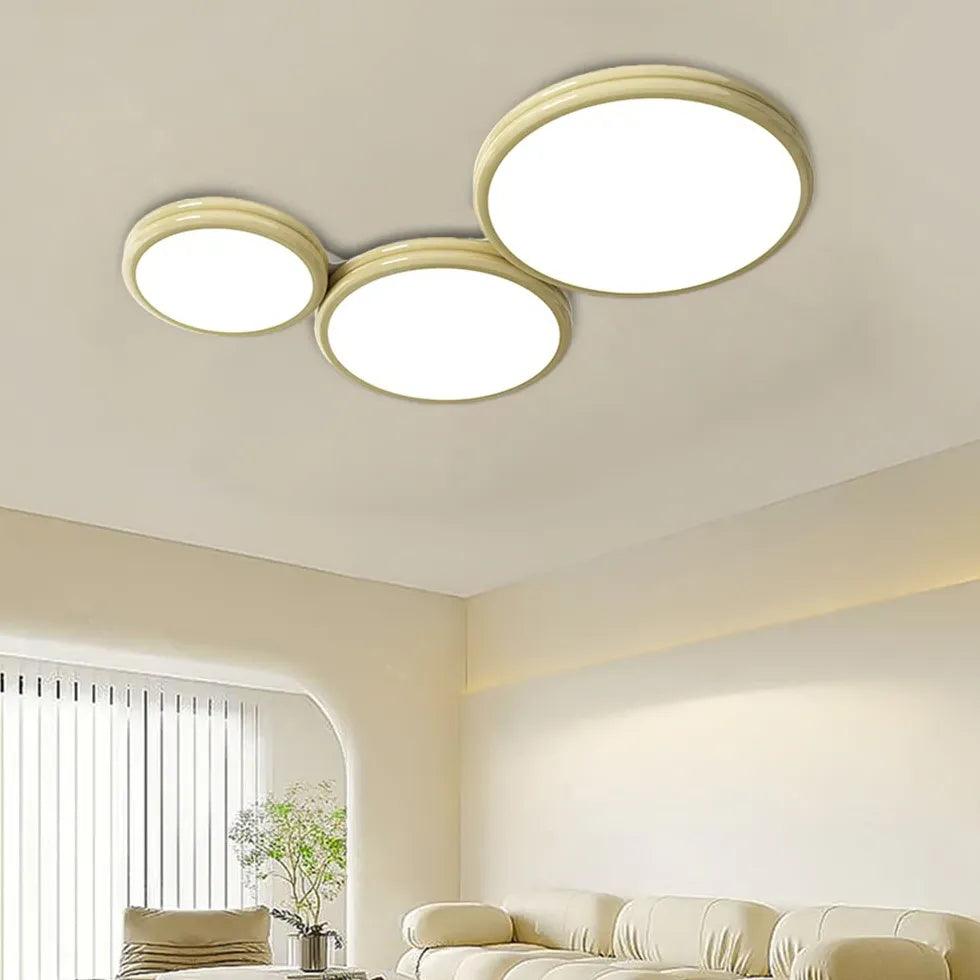 Cremefarbene runde Deckenleuchte mit drei Ringen für das Wohnzimmer | livraina