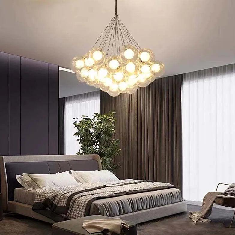 Pendellampe med glaskugler i klynge og nordisk design | livraina
