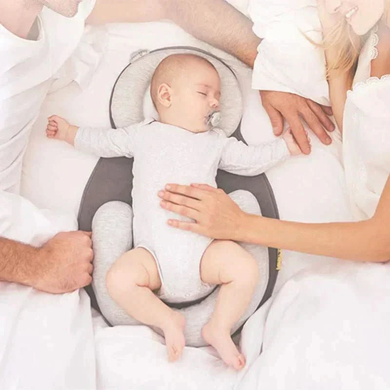 NurtureNest Pernă pentru bebeluși — Somn ergonomic și sigur, prevenirea capului turtit