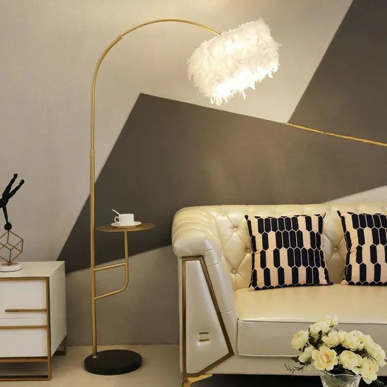 Stojací lampa s peřím a odkládacím stolkem do ložnice | livraina