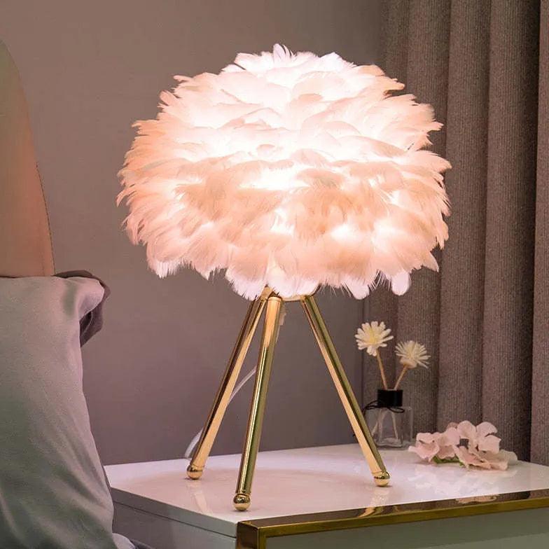 Fransk bordlampe med fjerdedesign til soveværelset | livraina