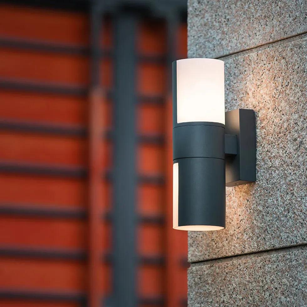 Wandlampe mit zwei Leuchten, nach oben und unten gerichtet, für die Terrasse | livraina