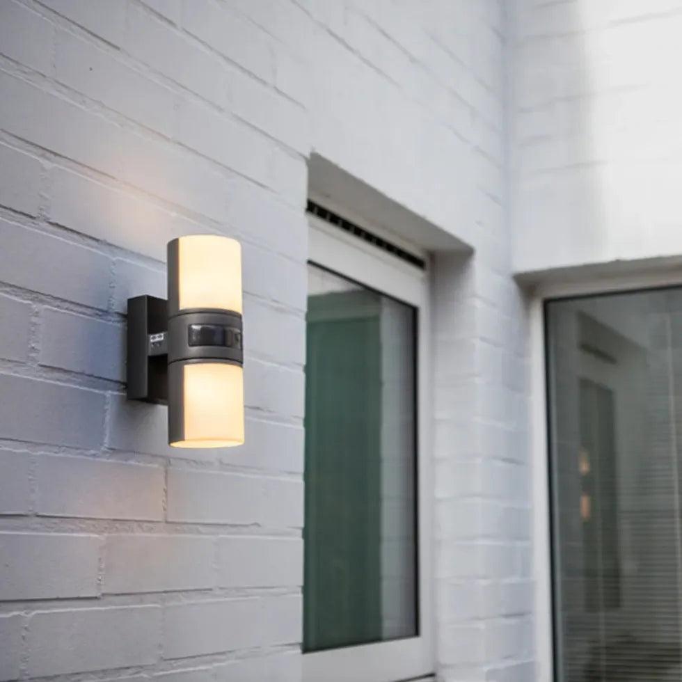 Wandlampe mit zwei Leuchten, nach oben und unten gerichtet, für die Terrasse | livraina