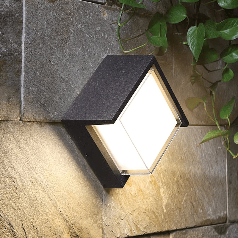 מנורת קיר LED חיצונית LumaGuard — מנורת אבטחה עם חיישן תנועה