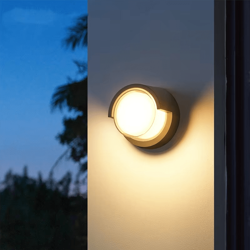 מנורת קיר LED חיצונית LumaGuard — מנורת אבטחה עם חיישן תנועה