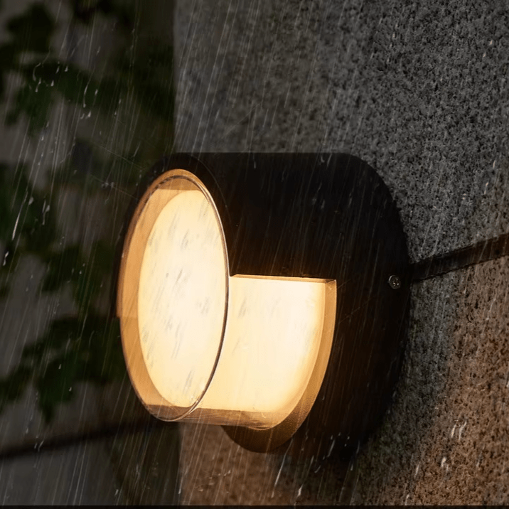 מנורת קיר LED חיצונית LumaGuard — מנורת אבטחה עם חיישן תנועה