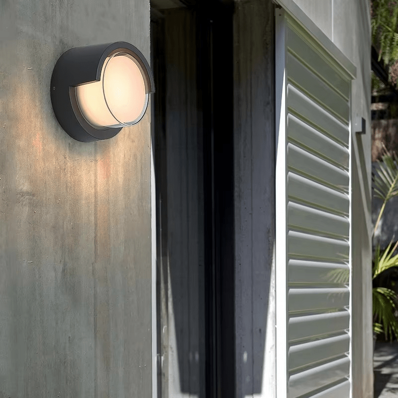 מנורת קיר LED חיצונית LumaGuard — מנורת אבטחה עם חיישן תנועה