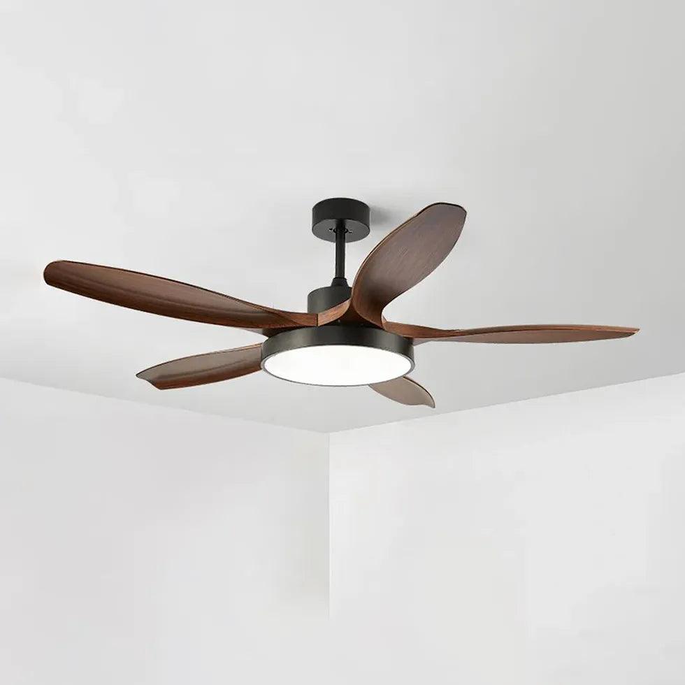 Stropní ventilátor se světlem, dřevěnými prvky a tichým chodem do restaurace | livraina