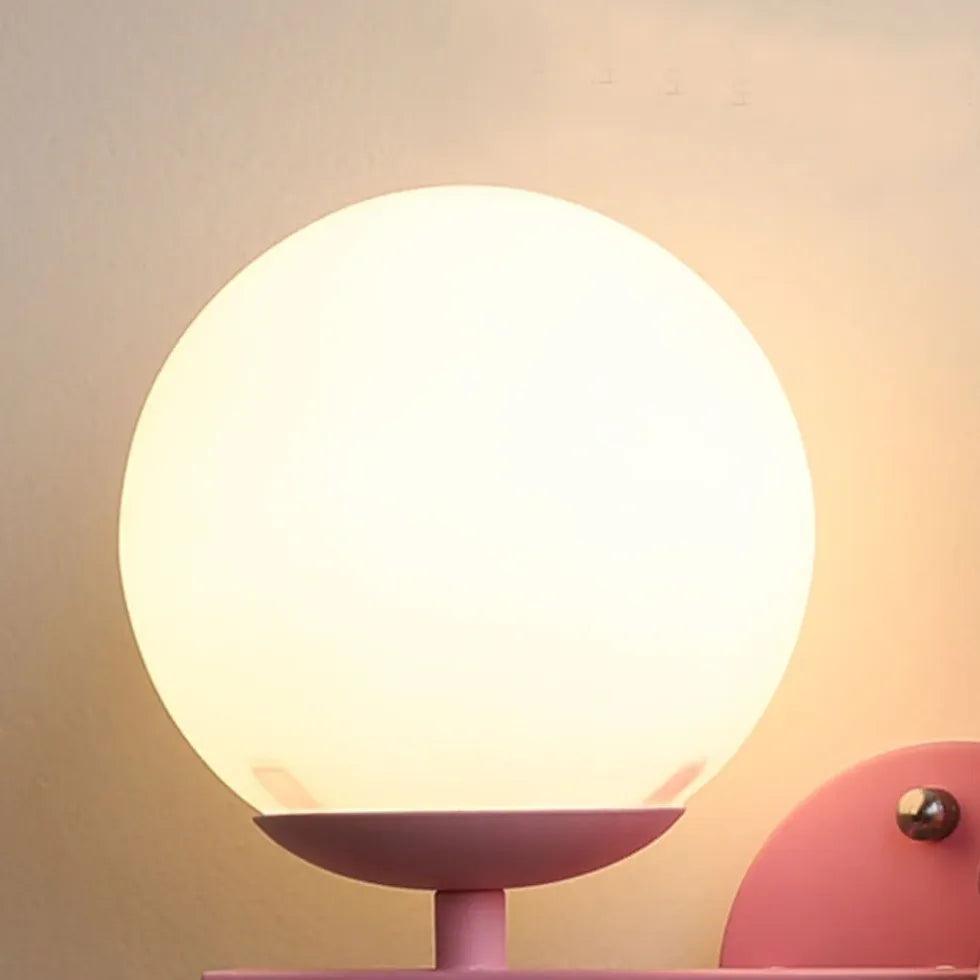 Veggmontert nattlampe i kunstharpiks med tegneseriejentemotiv | livraina