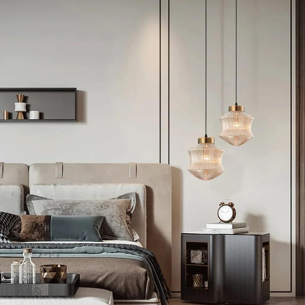 Moderne pendellampe med ravfarget glass og messing til soverommet | livraina