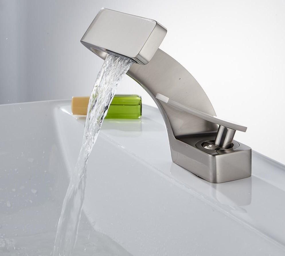 Rubinetto Fluxera dalla curva elegante — Flusso costante, profilo minimalista
