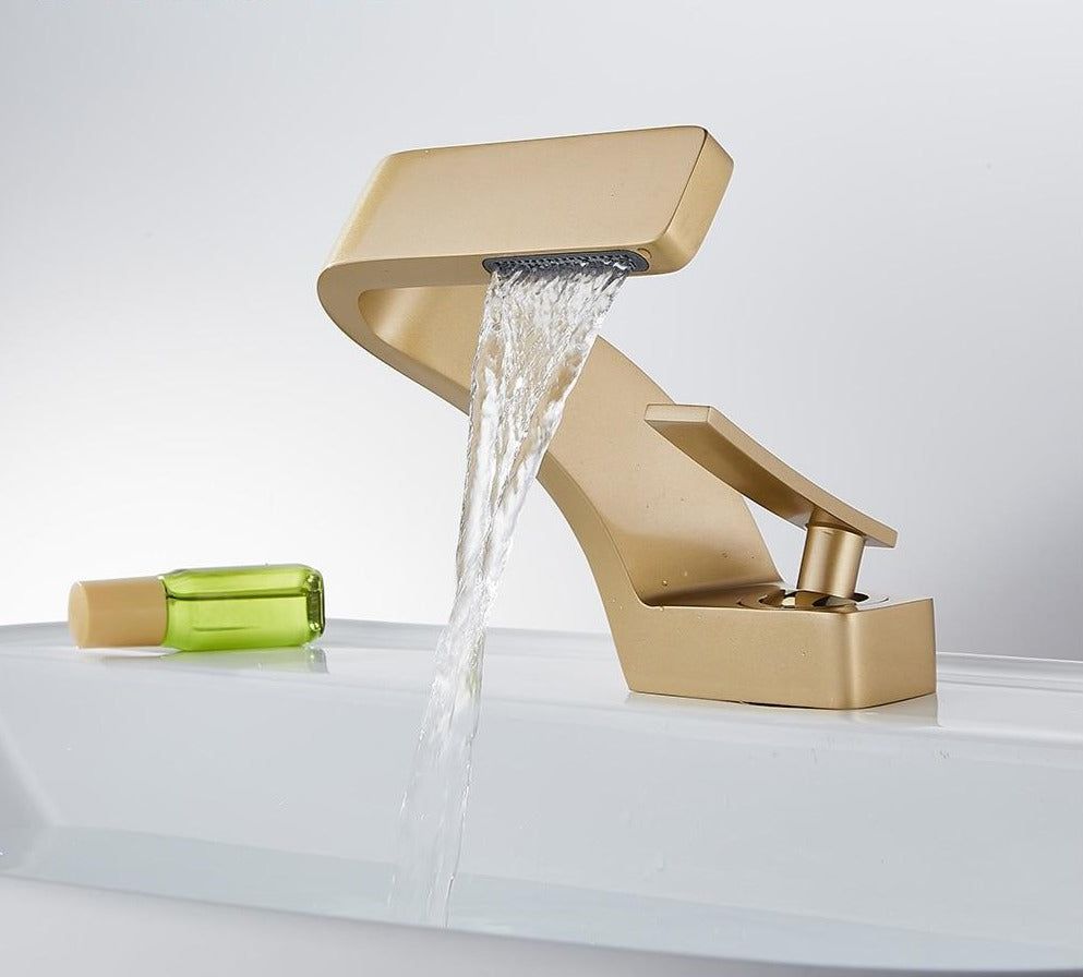 Rubinetto Fluxera dalla curva elegante — Flusso costante, profilo minimalista
