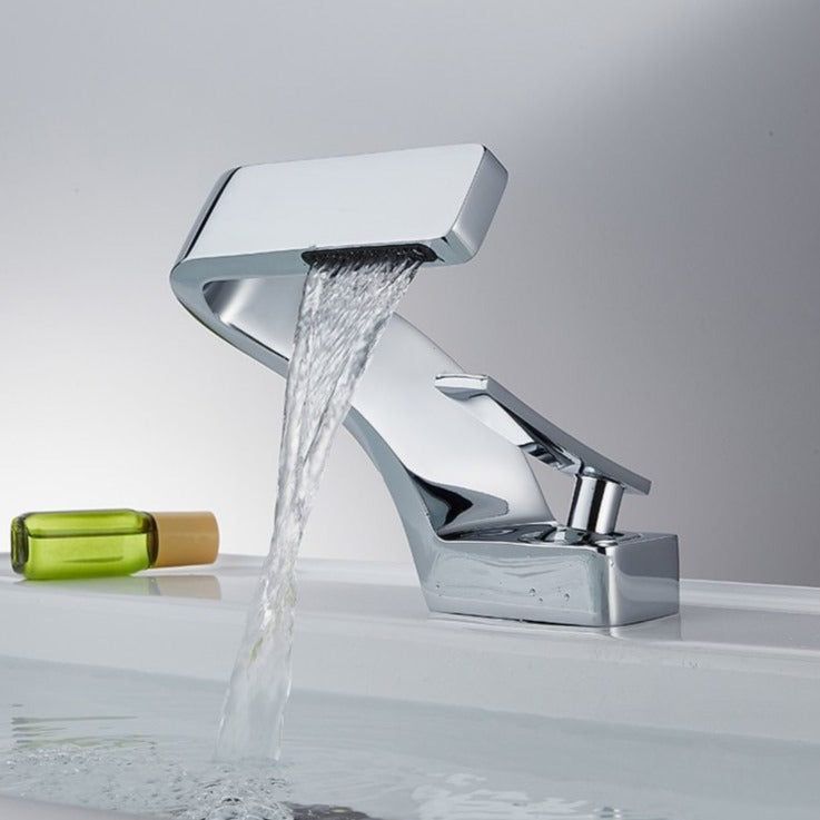 Rubinetto Fluxera dalla curva elegante — Flusso costante, profilo minimalista