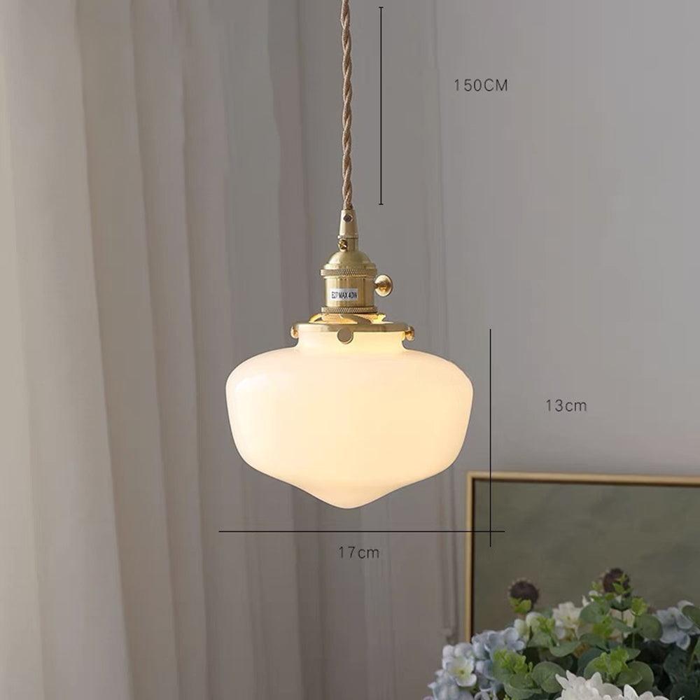 Vintage-Pendelleuchte aus Messing und Glas mit weißem Schirm für den Eingangsbereich | livraina