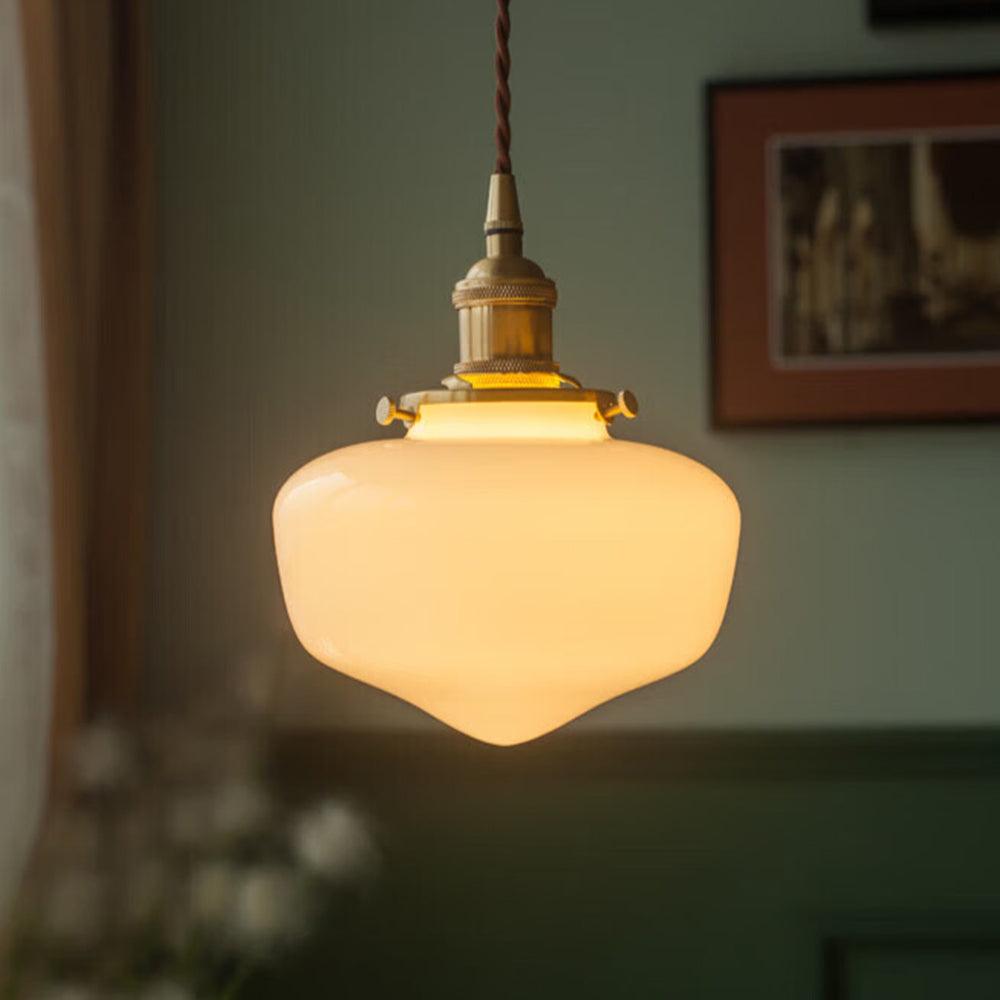 Vintage-Pendelleuchte aus Messing und Glas mit weißem Schirm für den Eingangsbereich | livraina