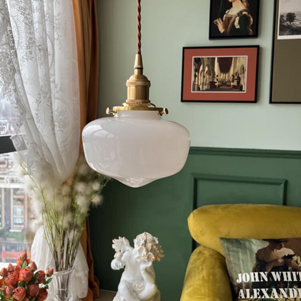 Vintage-Pendelleuchte aus Messing und Glas mit weißem Schirm für den Eingangsbereich | livraina
