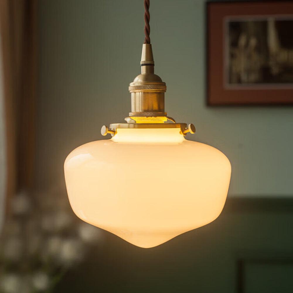Vintage-Pendelleuchte aus Messing und Glas mit weißem Schirm für den Eingangsbereich | livraina