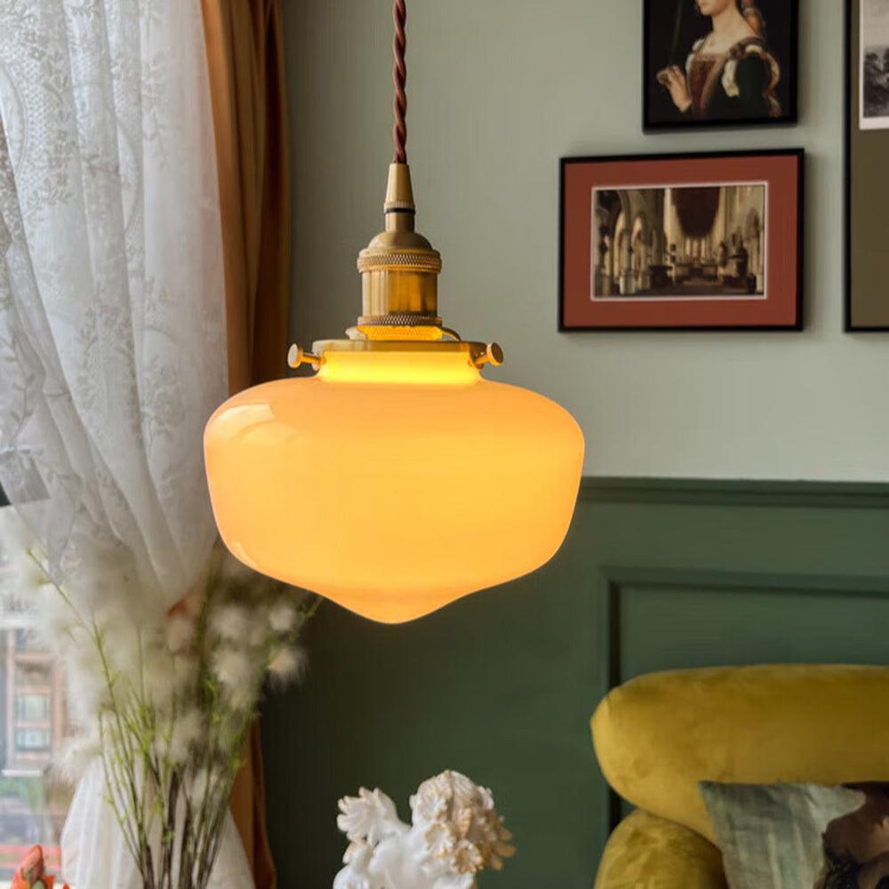 Vintage-Pendelleuchte aus Messing und Glas mit weißem Schirm für den Eingangsbereich | livraina