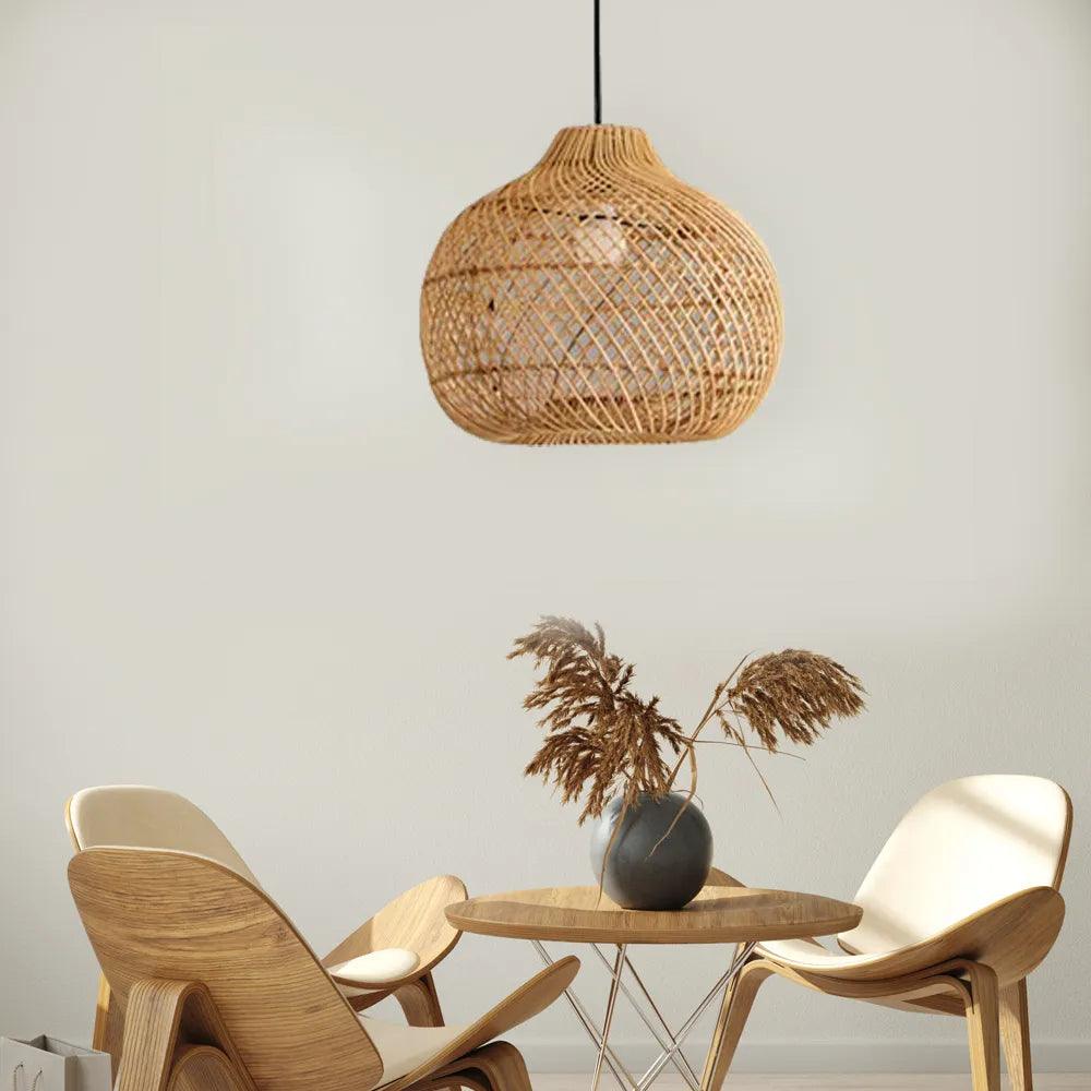 Chinese gevlochten bamboe hanglamp boven de eettafel | livraina