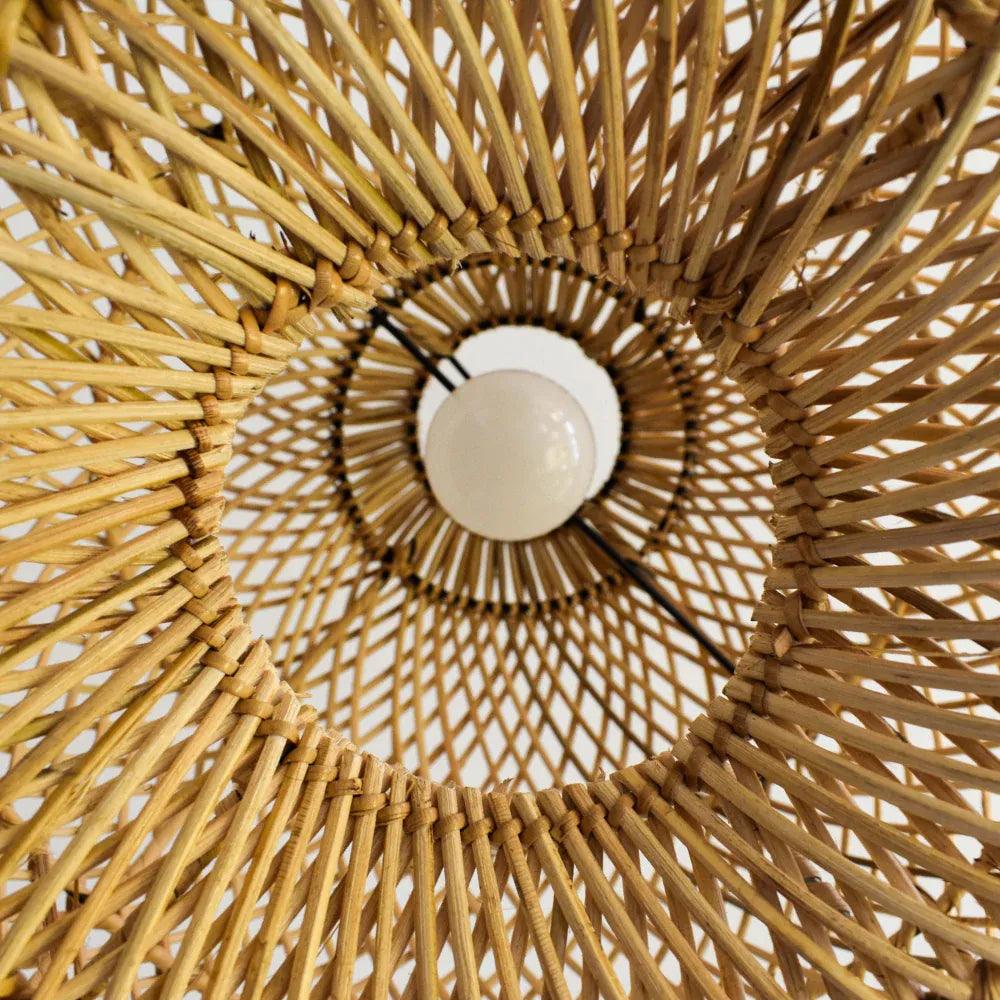 Chinese gevlochten bamboe hanglamp boven de eettafel | livraina