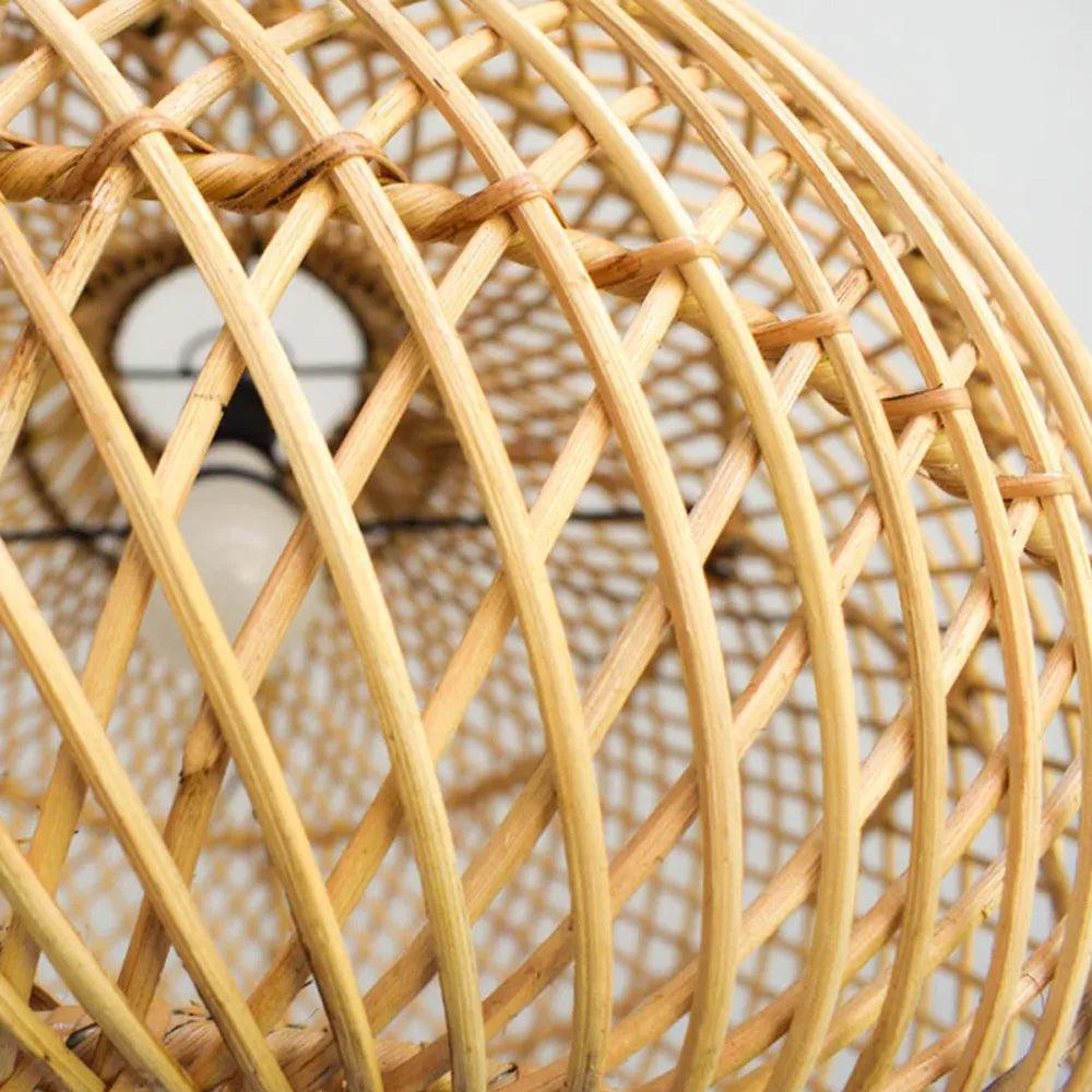 Chinese gevlochten bamboe hanglamp boven de eettafel | livraina