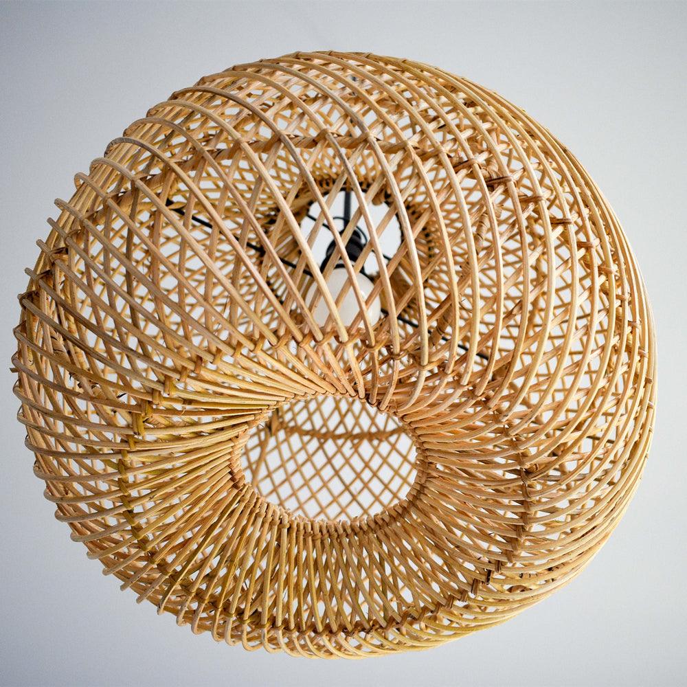 Chinese gevlochten bamboe hanglamp boven de eettafel | livraina