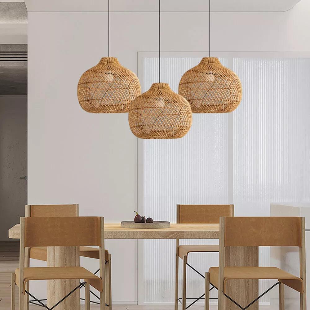 Chinese gevlochten bamboe hanglamp boven de eettafel | livraina