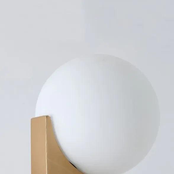 Gulvlampe med nordisk glasskule til stuen | livraina