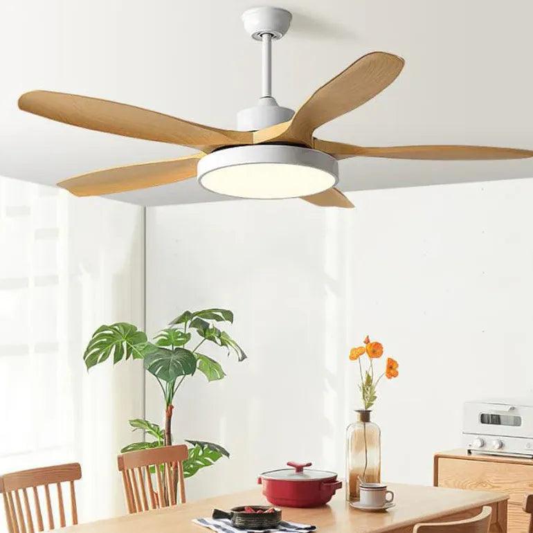 Stropní ventilátor se světlem, dřevěnými prvky a tichým chodem do restaurace | livraina