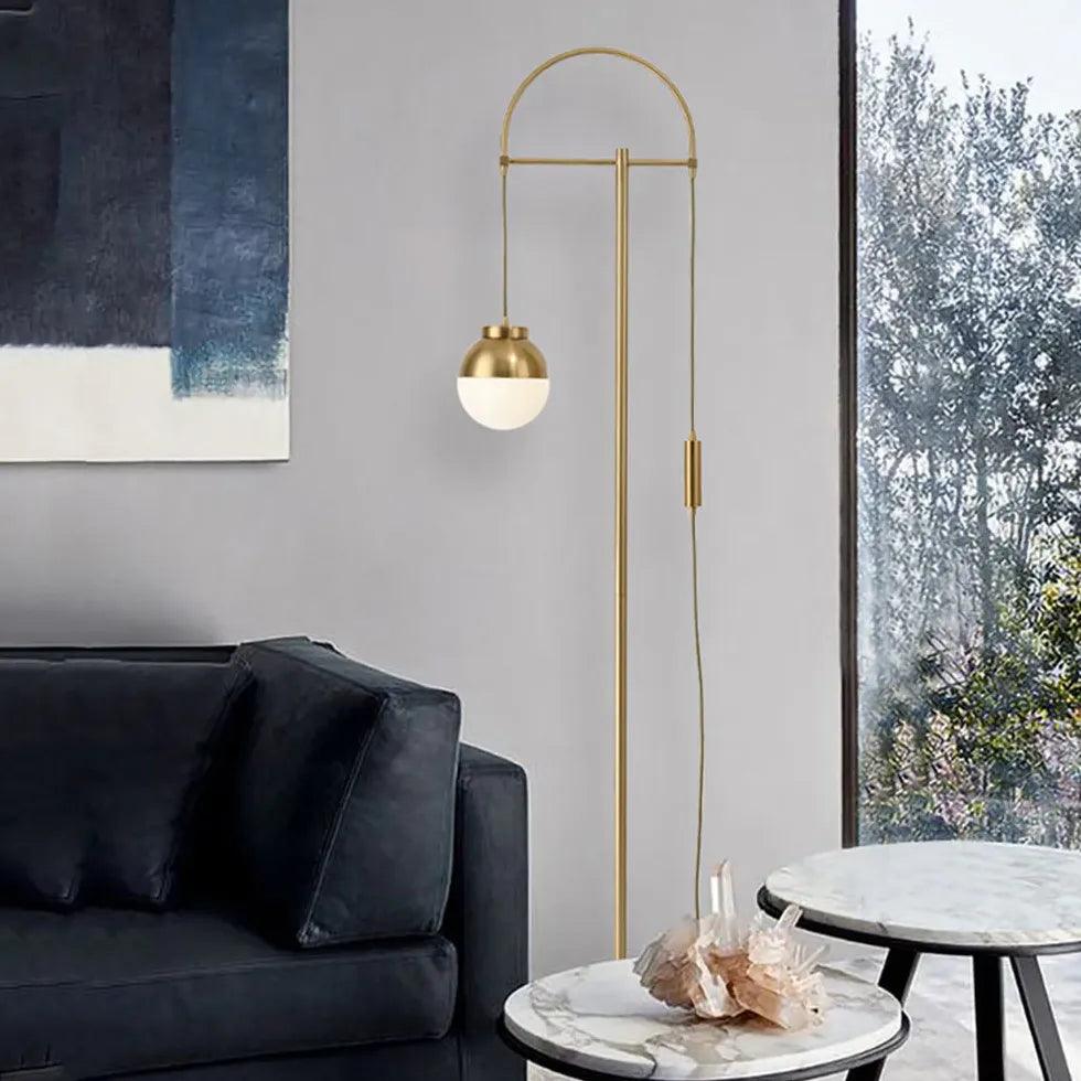 Stojací lampa ze skleněné koule s moderní zlatou povrchovou úpravou | livraina