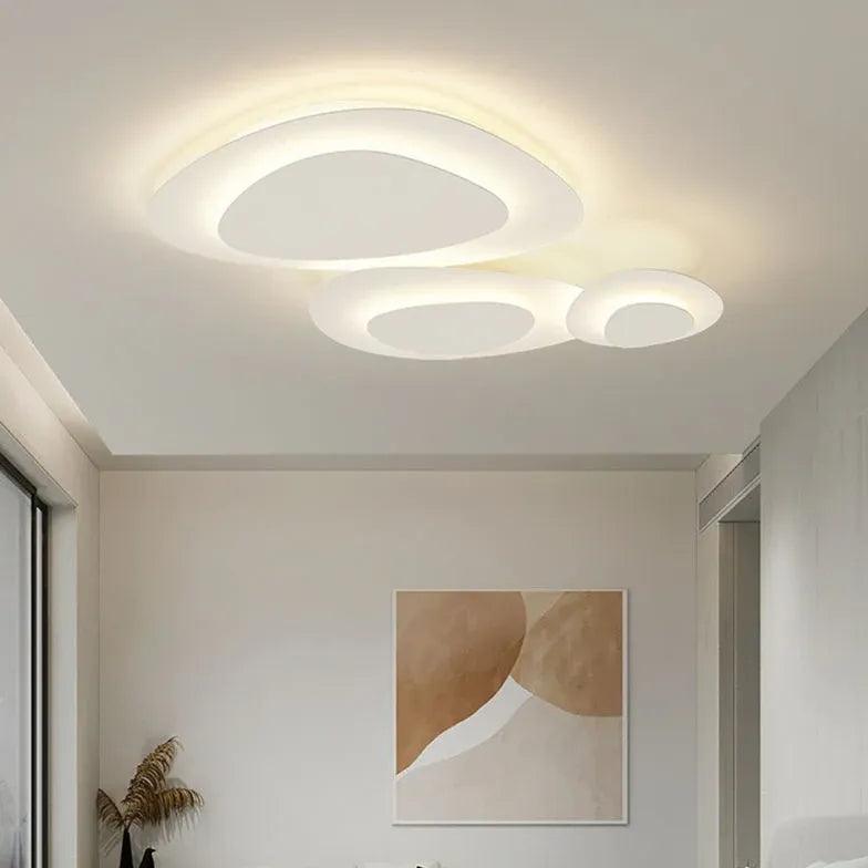 Crèmekleurige moderne plafondlamp in kiezelvorm | livraina
