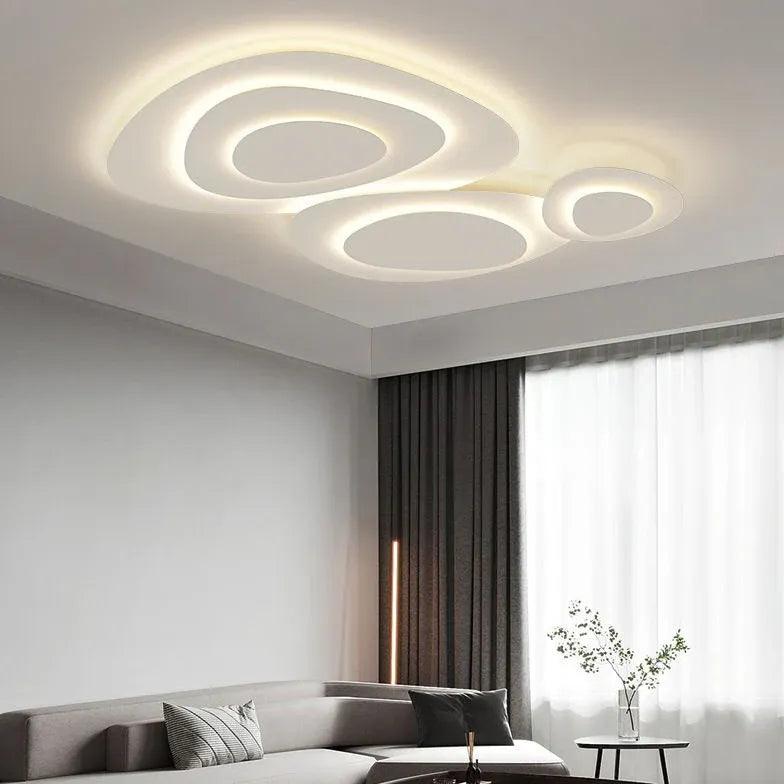 Crèmekleurige moderne plafondlamp in kiezelvorm | livraina
