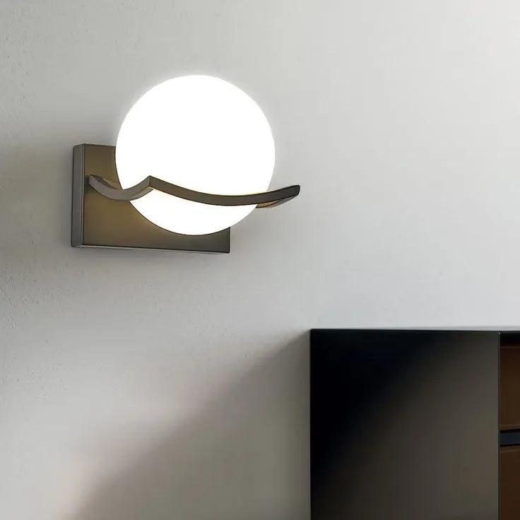 Modern vägglampa med glasglob för vardagsrum | livraina
