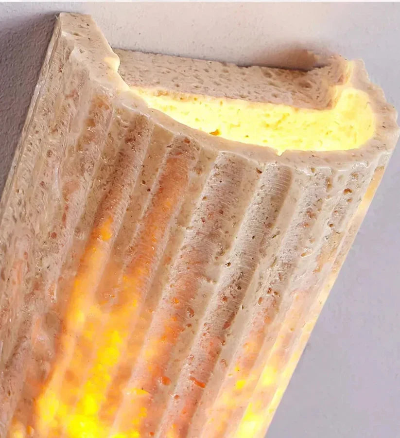 מנורת קיר מאבן טבעית — תאורת LED פנימית להתקנה על הקיר